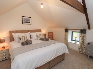 2 bedrooms, individually decorated, individually furnished, free WiFi - The Granary (Bridgend)