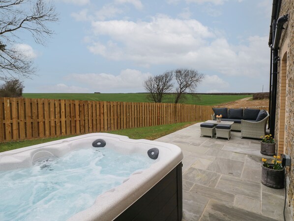 Outdoor spa tub - The Granary (Bridgend)