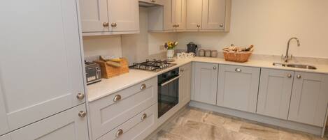 ثلاجة، غسالة أطباق، غلّاية كهربائية، محمصة خبز