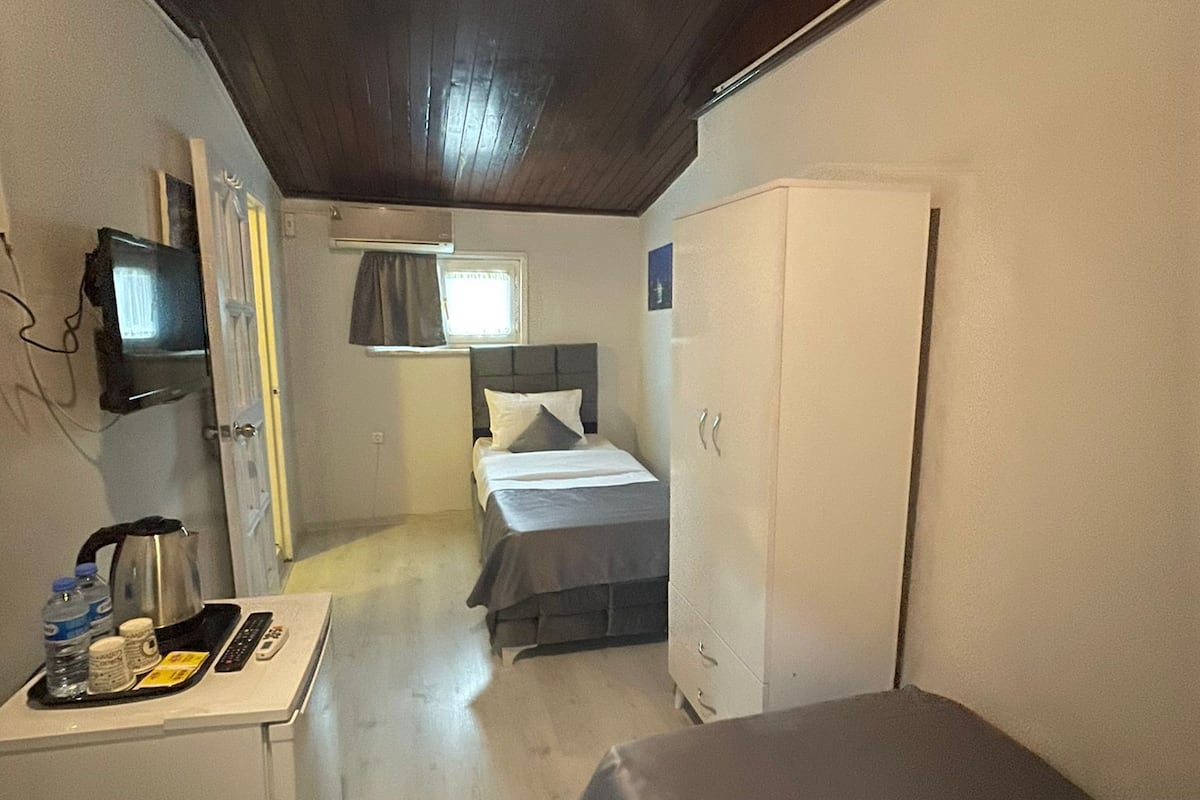 Economy Twin Room | Minibar, in-room safe, soundproofing, iron/ironing board