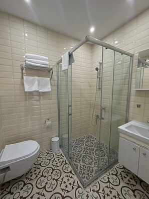 Standard Quadruple Room | Bathroom