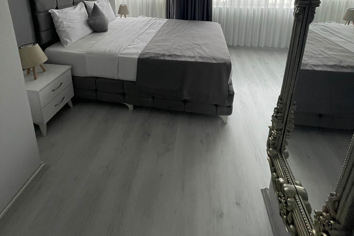 Deluxe Double Room | Bathroom | Free toiletries, hair dryer, slippers, towels