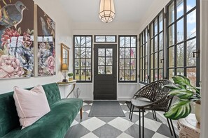 Televisión y chimenea 