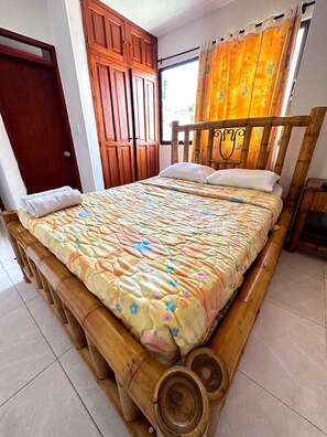 Muebles diferentes, espacio para trabajar con laptop y wifi gratis 