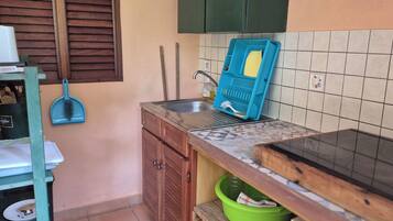 Refrigerador, microondas, parrilla de estufa y cafetera y tetera