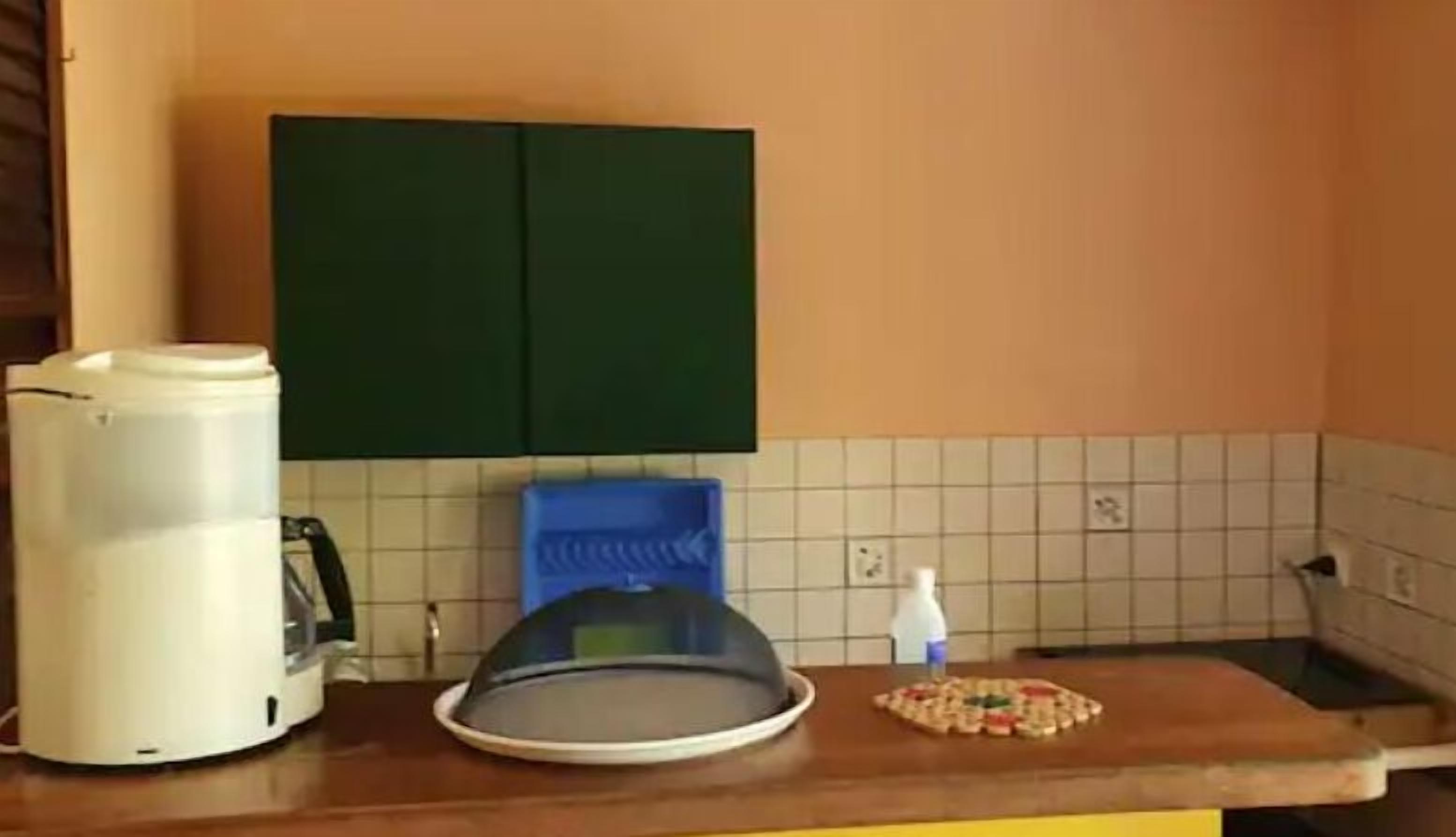 Frigorífico, microondas, placa de cocina y cafetera o tetera