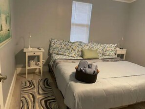 2 soverom, skrivebord, strykejern/-brett og wi-fi (inkludert)