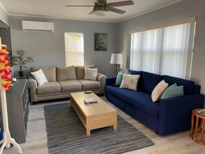 Smart-TV, DVD-spiller, bøker og PC-skjermer