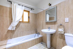 Casa, letti multipli | Bagno | Vasca e doccia separate, vasca da bagno a immersione totale