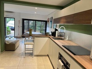 ثلاجة، ميكروويف، فرن، غسالة أطباق