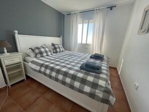 3 bedrooms, iron/ironing board, free WiFi, bed sheets