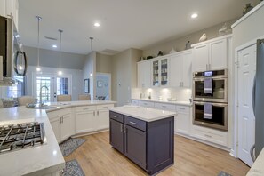 Refrigerador, microondas, parrilla de estufa y lavavajillas 