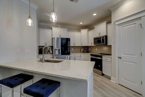 Réfrigérateur, micro-ondes, plaque de cuisson, lave-vaisselle