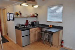 Fridge, oven, stovetop, coffee/tea maker