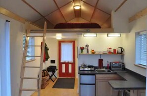 Fridge, oven, stovetop, coffee/tea maker