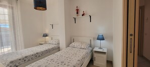 2 soverom, strykejern/-brett, reiseseng for barn og wi-fi