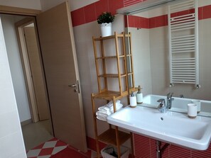 Dusj, hårføner, bidé og håndklær