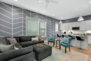 Smart TV, tavolo da ping pong, studio