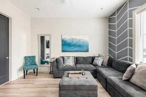 Smart TV, tavolo da ping pong, studio