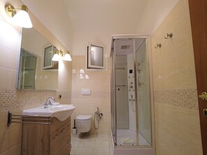 Bathroom - Gardoce's Guest House (Rome)
