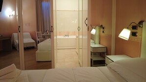Deluxe Room | Minibar, desk, laptop workspace, WiFi (free) - Gardoce's Guest House (Rome)