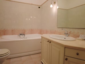 Deluxe-Zimmer | Badezimmer | Haartrockner, Bidet, Handtücher, Seife