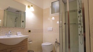 Superior Double Room | Bathroom | Hair dryer, bidet, towels, soap - Gardoce's Guest House (Rome)