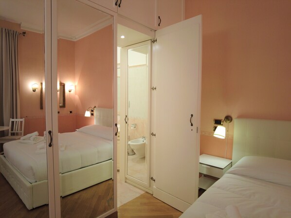 Minibar, escritorio, espacio para trabajar con laptop y wifi gratis