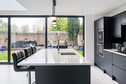 Luxury Modern Spacious 3 Bedroom House in Shepperton - Great location - Heathrow