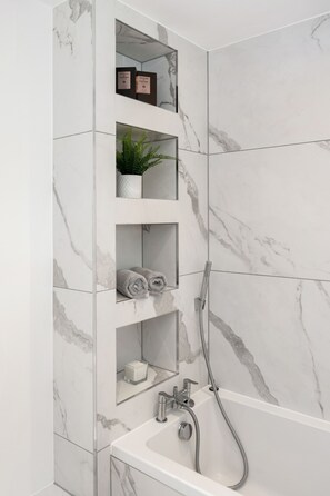 Dusche, Haartrockner, Handtücher, Seife