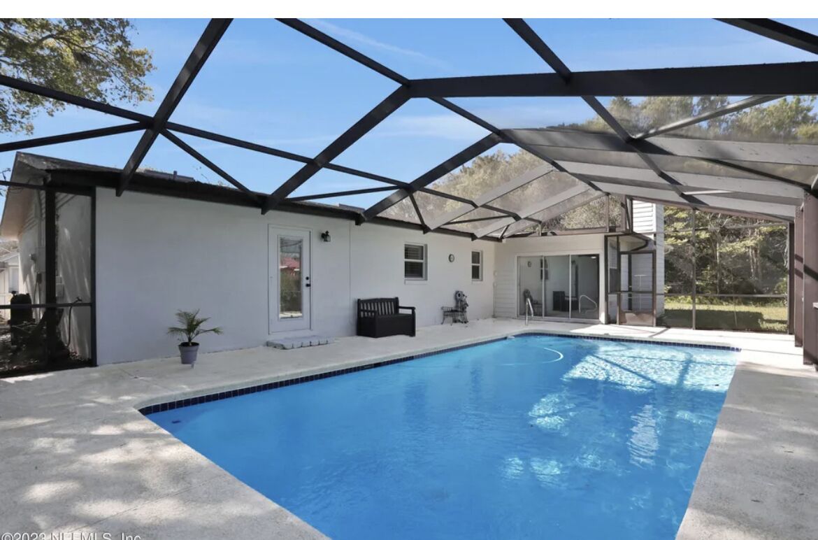 HUGE heated pool, NIGHT of LIGHTS minutes to dt/  beaches, boat drop,  pets 👍