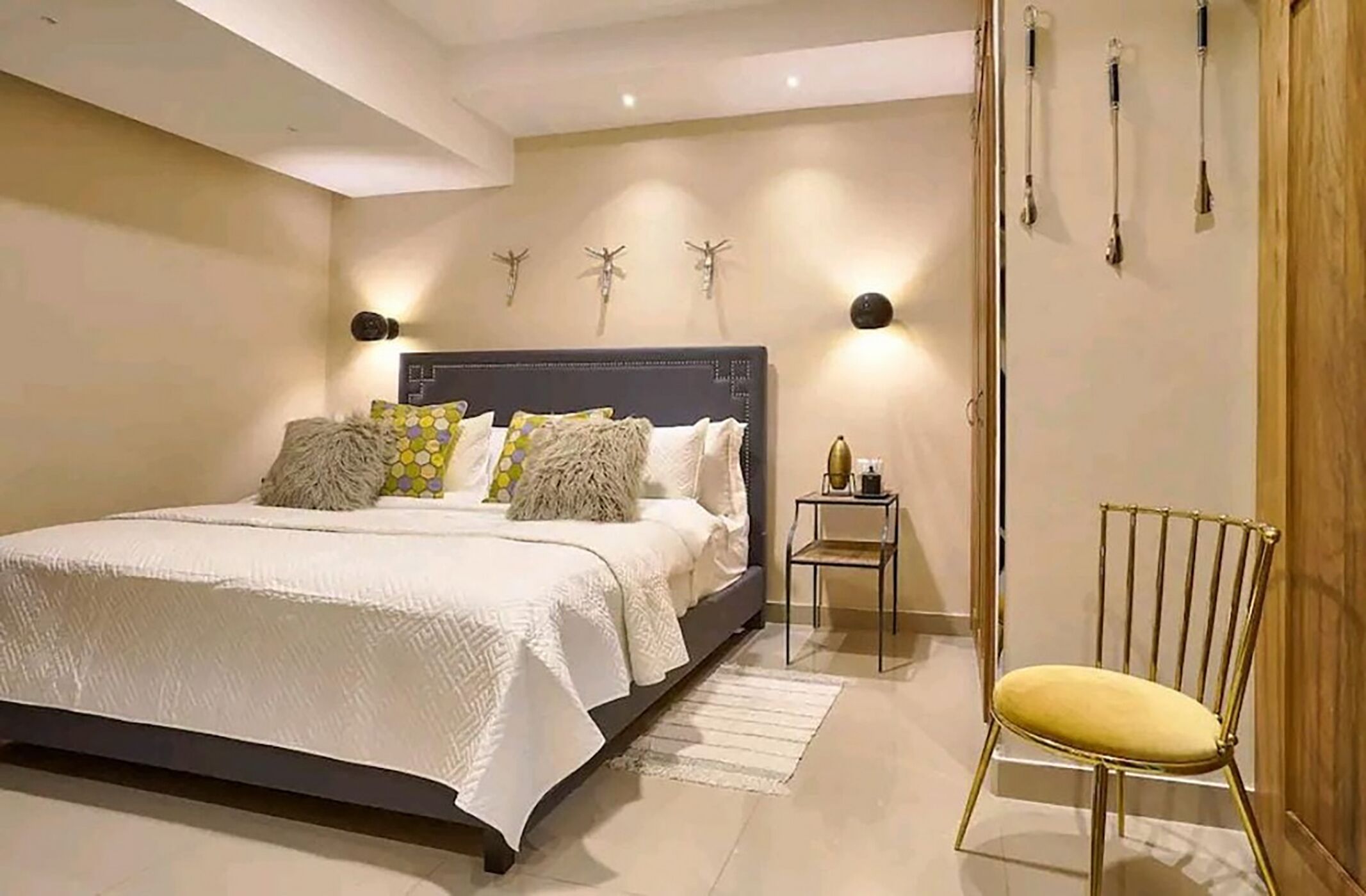 1 Schlafzimmer, Zimmersafe, Schreibtisch, Bügeleisen/Bügelbrett