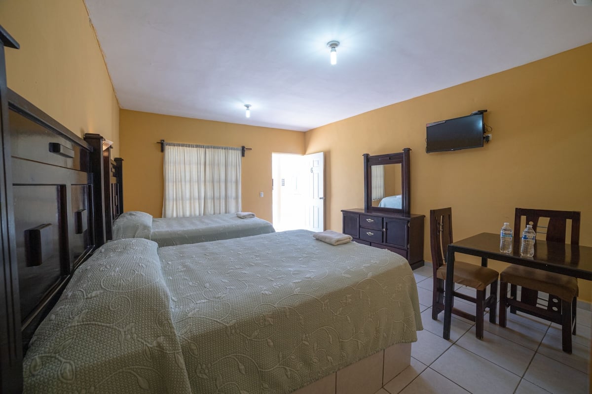 Vierpersoonskamer | 1 slaapkamer, gratis wifi, beddengoed