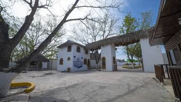 Vista frontal de la propiedad