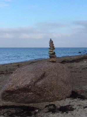 På stranden