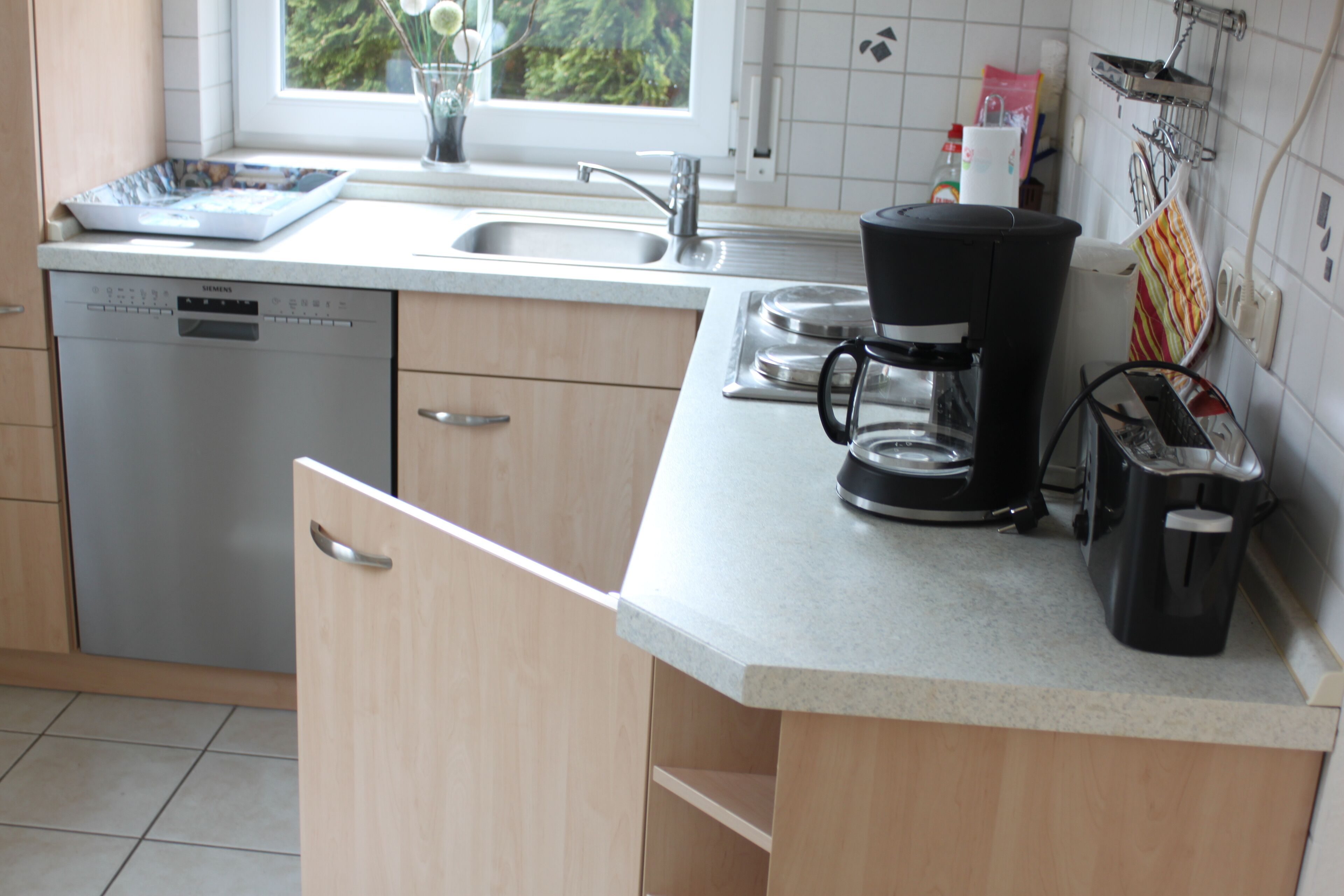 Kühlschrank, Mikrowelle, Herdplatte, Geschirrspüler