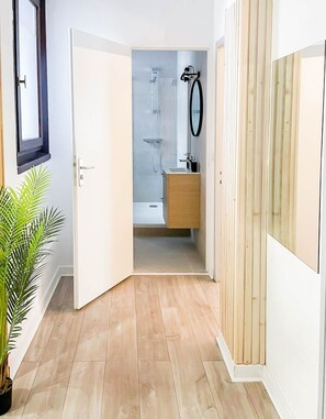 Douche, sèche-cheveux, serviettes fournies, savon