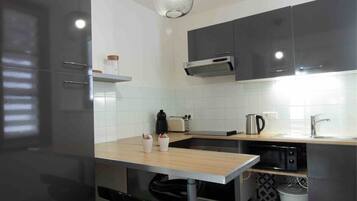 Een koelkast, een microgolfoven, een oven