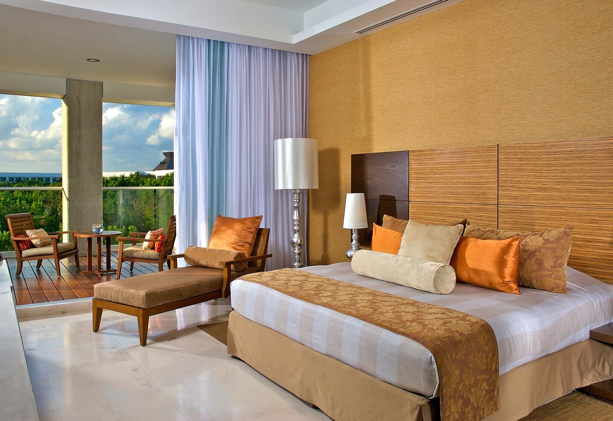 Getaway for everyone, walk to private beaches and pools, with views of the ocean