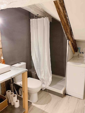 Een douche, een haardroger, handdoeken, zeep