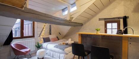 WiFi (無料)、ベッドシーツ