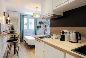 Kühlschrank, Mikrowelle, Wasserkocher mit Kaffee-/Teezubehör
