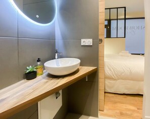 Een douche, een haardroger, handdoeken