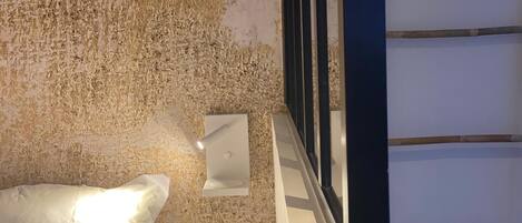 1 habitación, tabla de planchar con plancha, wifi gratis y ropa de cama