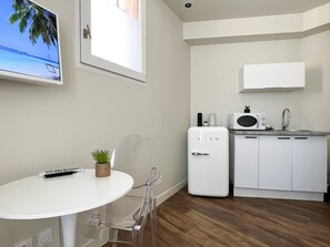 冷蔵庫、電子レンジ、コーヒー / ティーメーカー、電気ポット