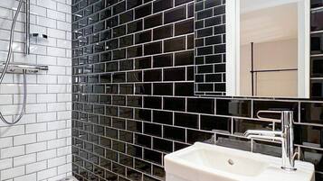 Shower, hair dryer, towels, shampoo