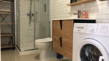 Douche, sĂšche-cheveux, serviettes fournies