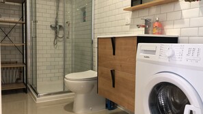 Regadera, secadora de cabello, toallas 