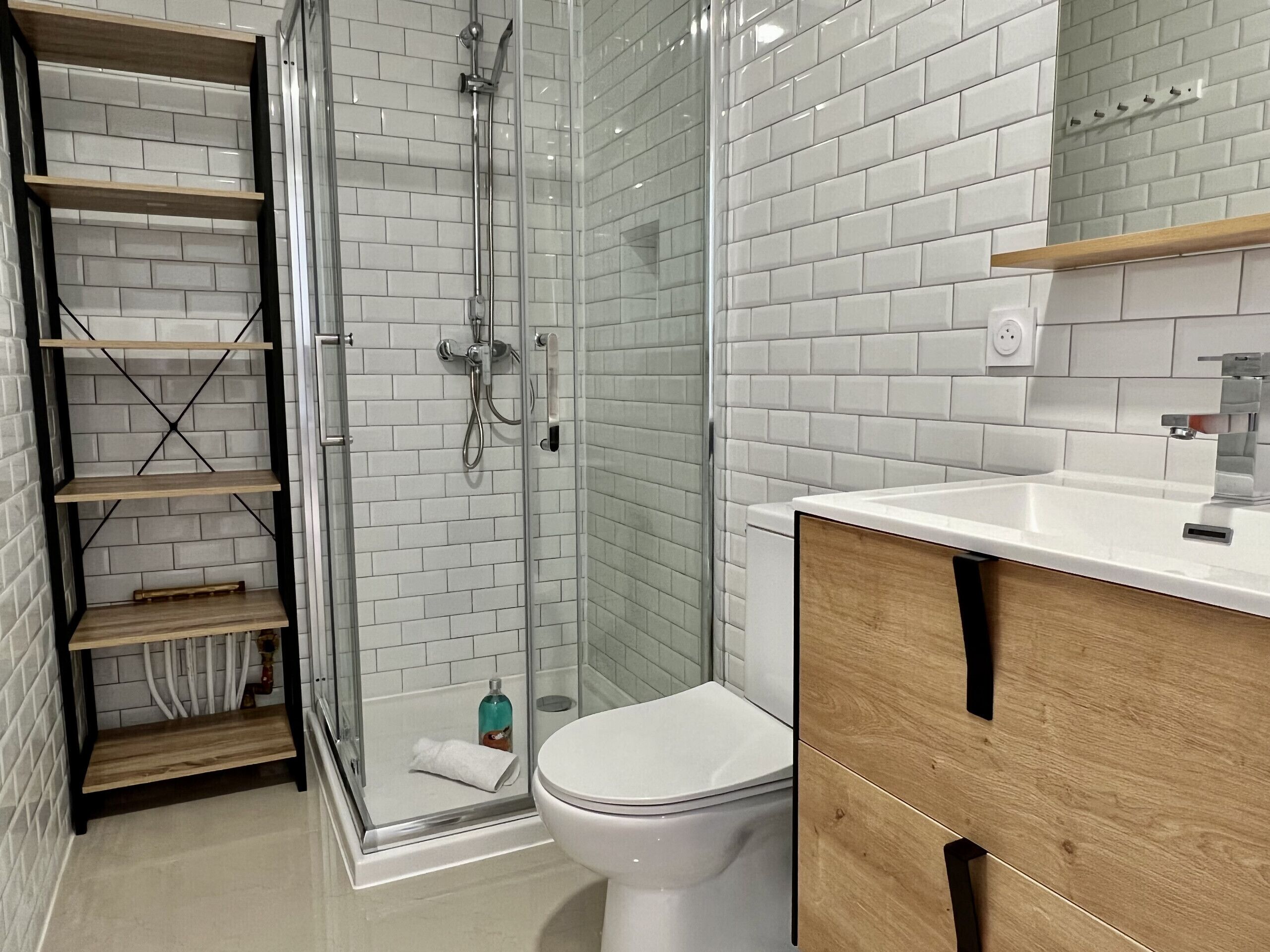 Douche, sèche-cheveux, serviettes fournies