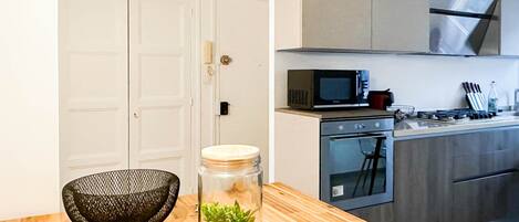 Réfrigérateur, micro-ondes, four, cafetiÚre/bouilloire